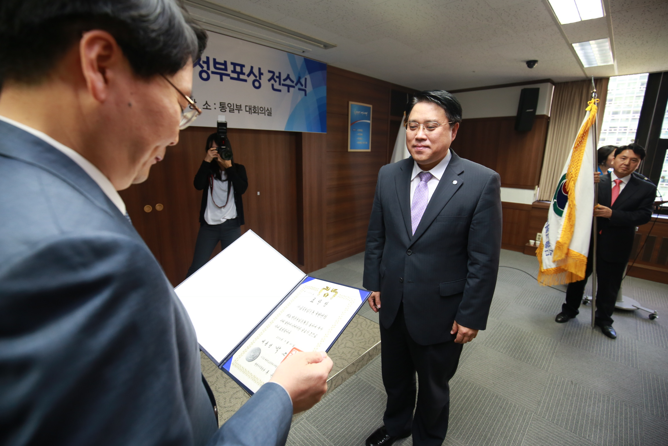 8. 표창 수여받는 송광석 회장.jpg