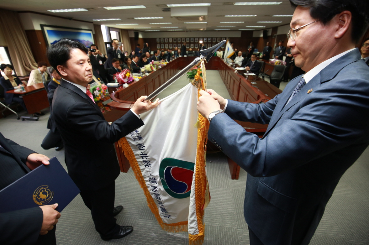 크기변환_5. 대통령 휘장 단체기 전수식.jpg