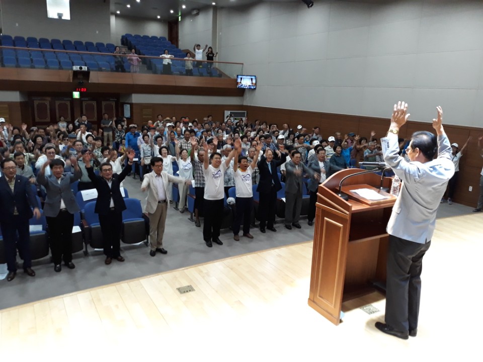 [크기변환]만세삼창 김현년 사천시 국민연합 공동회장.jpg