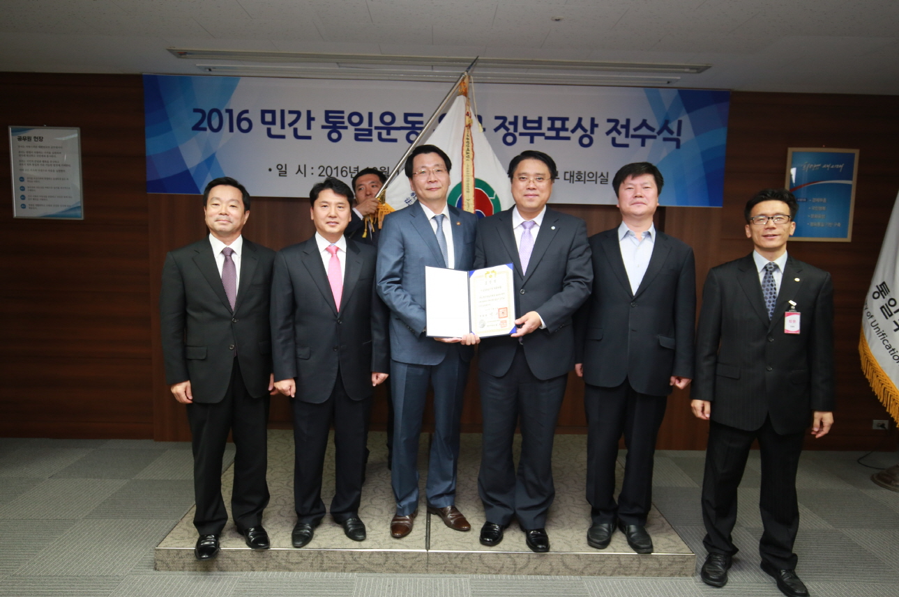 크기변환_3. 국민연합 직원과 기념사진.jpg